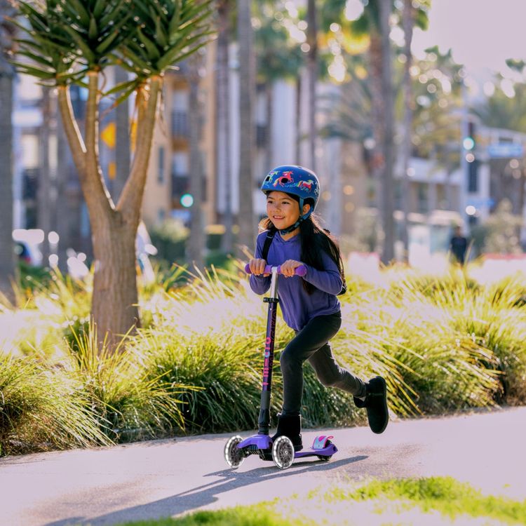 Micro Maxi Foldable LED Scooter -  Purple - Image 2