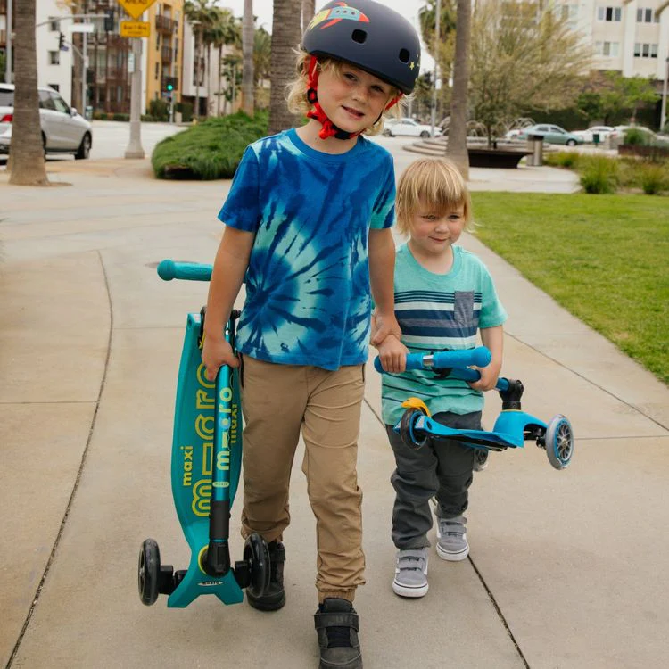 Micro Maxi Foldable LED Scooter -  Petrol Green - Image 2