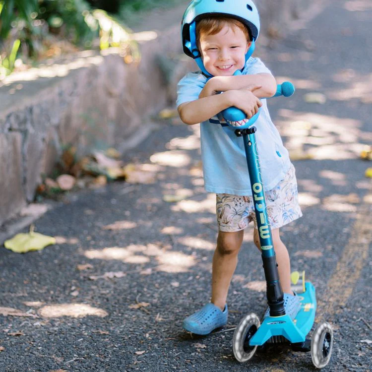 Micro Maxi Foldable LED Scooter -  Petrol Green - Image 3