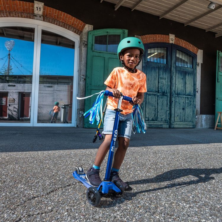 Micro Maxi LED Scooter - Blue/White - Image 2